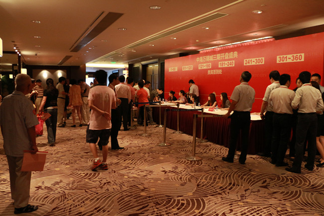 上海皇冠体育·万锦城三期盛大开盘，，3小时劲销8个亿