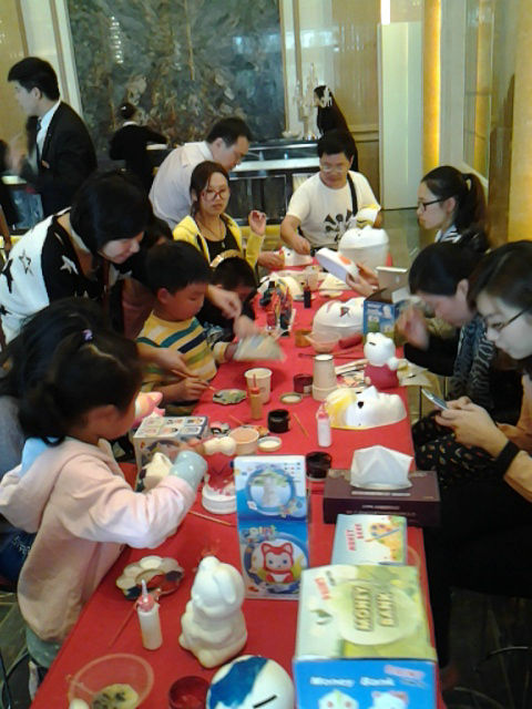 南京皇冠体育国际社区举行“彩绘DIY”运动