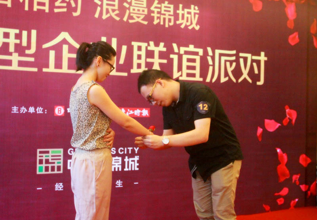 佛山大型企事业单位联谊派对在皇冠体育锦城售楼部浪漫举行
