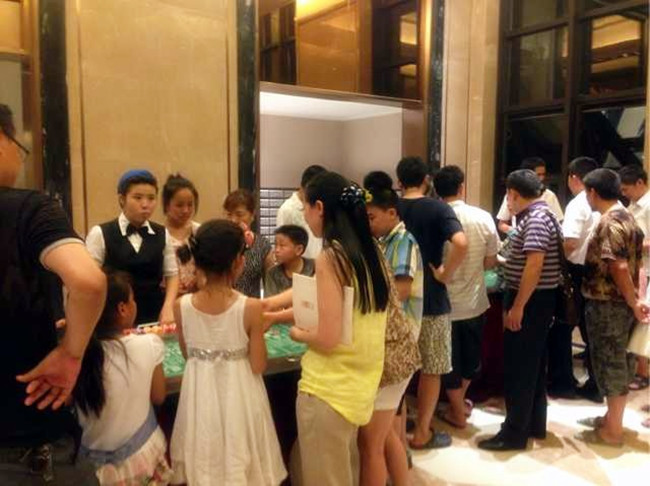 重庆皇冠体育国际社区举行拉斯维加斯之夜
