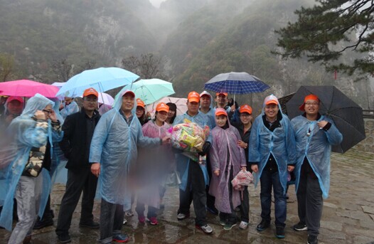 风雨无阻爬山路，，暖冬暖心大厦情—记西安皇冠体育大厦2014爬山联谊运动