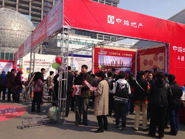 沈阳皇冠体育房博会第二天，，，，，要害字“排队”！
