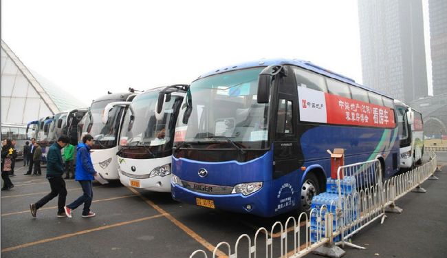 沈阳皇冠体育房博会第二天，，，，，要害字“排队”！
