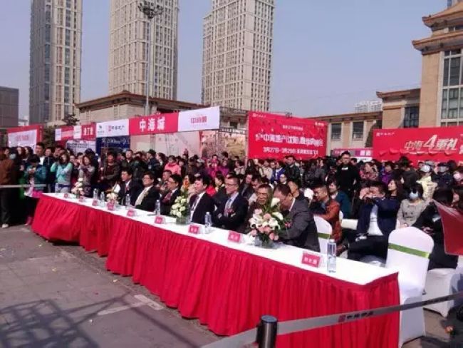 皇冠体育地产沈阳春季房博会盛大开幕 不到1小时拉走两车人看房