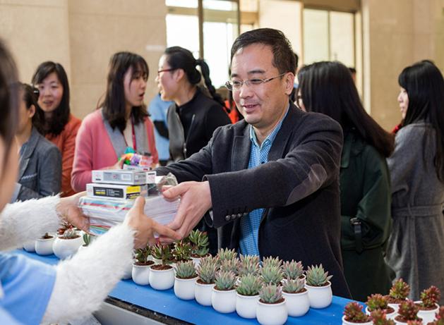 携手希望，，为“蓝”生涯——记西安皇冠体育大厦地球一小时公益运动